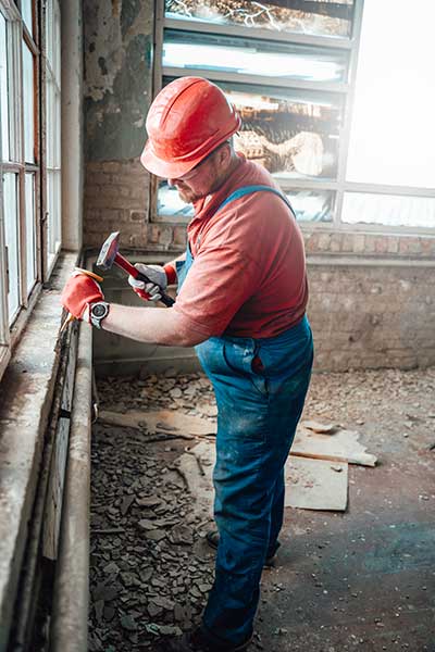 Homme qui travail le bois - Regain